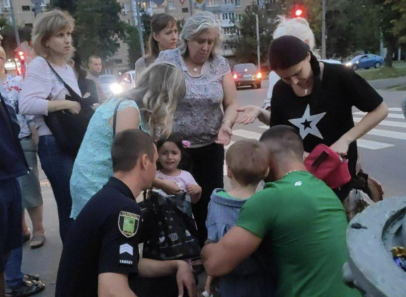 В Харькове полицейские сбили на служебной машине женщину с ребенком на пешеходном переходе (фото, видео)