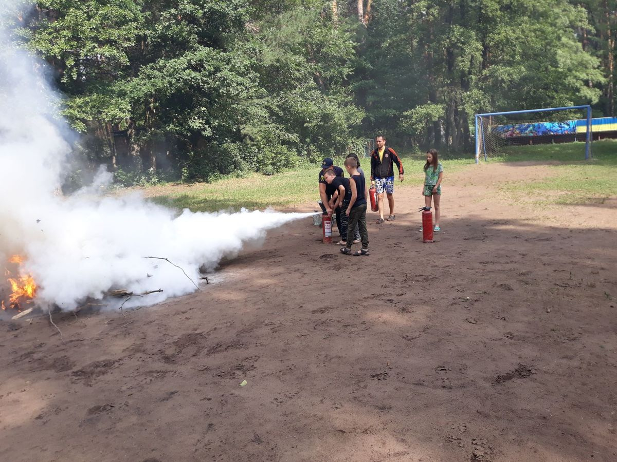 Святогорские спасатели провели мероприятия по пожарной безопасности в лагере «Шахтер» (фото)