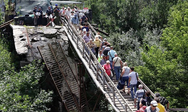 Строители в понедельник приедут на мост в Станице Луганской и назовут объем работ по его ремонту