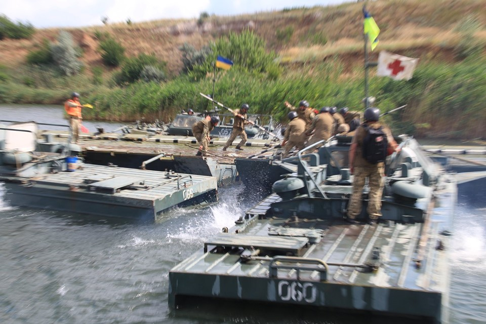 Масштабные военные учения на Донбассе: с авиацией и спецтехникой (фото, видео)