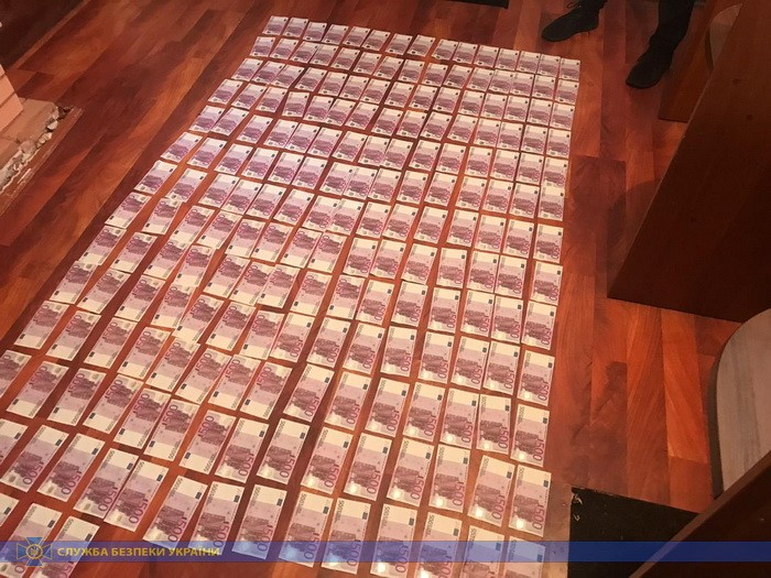 Дончане сбывали в Киеве тысячи фальшивых евро – СБУ
