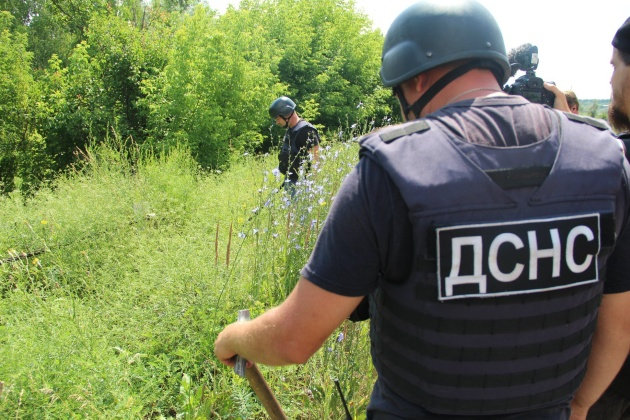 За день у моста в Станице Луганской обнаружили более 30 мин