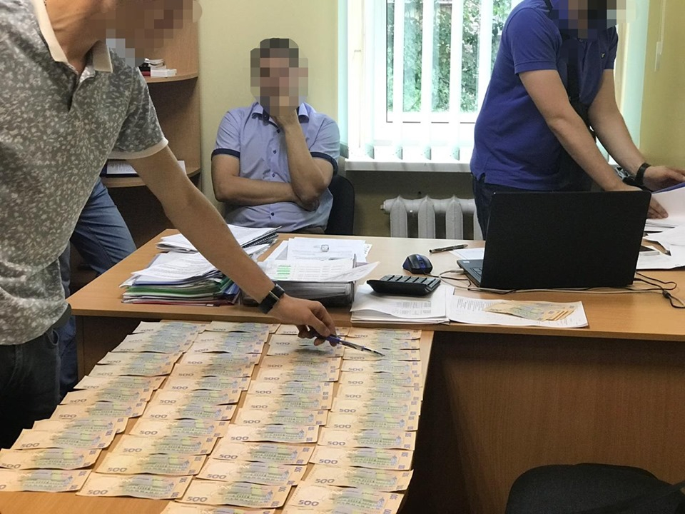 Начальника управления образования в Краматорске поймали на взятке