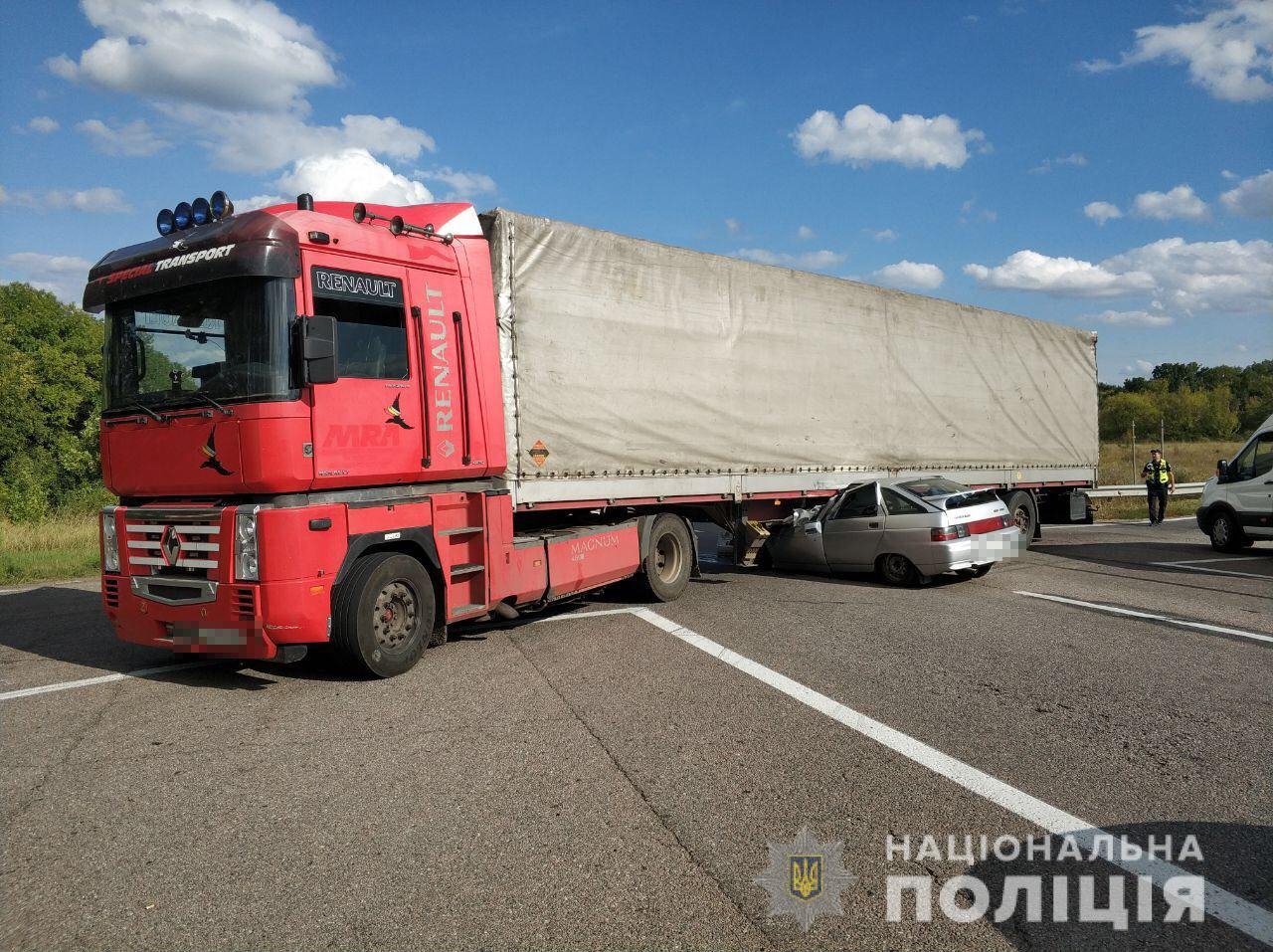Под Харьковом грузовик раздавил легковой автомобиль: есть погибшие (фото)