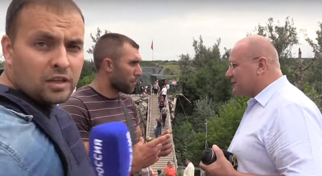 Возле моста в Станице Луганской переселенец поспорил с российским пропагандистом (видео)