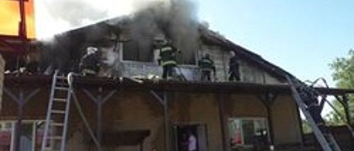 Возле центра Луганска потушили пожар в двухэтажном доме