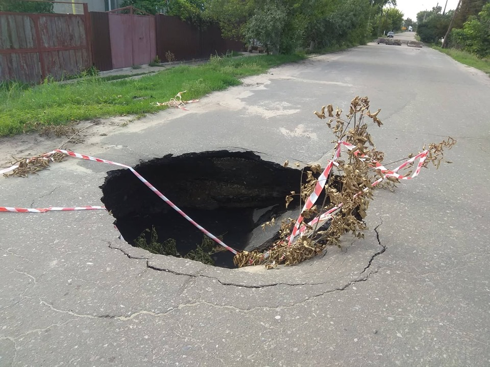 На Луганщине обваливается дорога - коммунальщики говорят, что так надо (фото, видео)