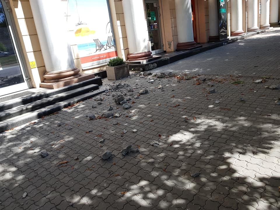 В центре Днепра разрушаются здания (фото)