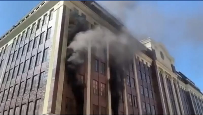Центр Днепра накрыло дымом из-за пожара в бизнес-центре «Кудашевский»