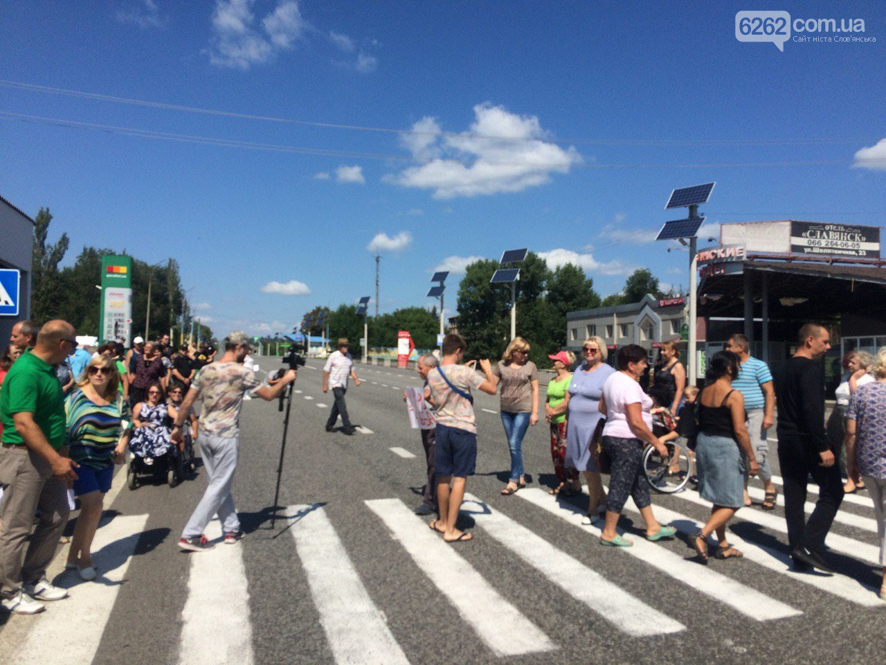 В Славянске протестующие перекрыли трассу на Киев