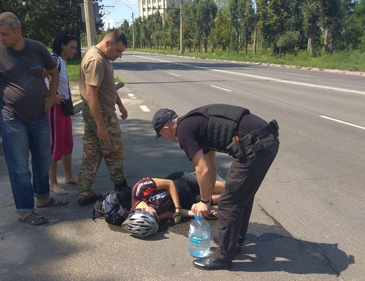 В Северодонецке патрульные оказали помощь велосипедисту, который потерял сознание посреди проезжей части (фото)