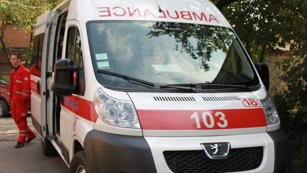 В Бердянске водитель Nissan заблокировал скорую с ребенком