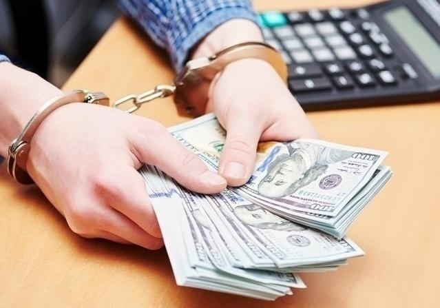 Запорожский налоговик был задержан при получении взятки в 4 тысячи долларов
