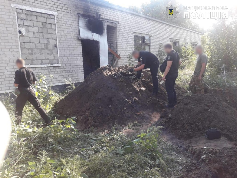 На Луганщине полицейские обнаружили тайник с оружием и боеприпасами