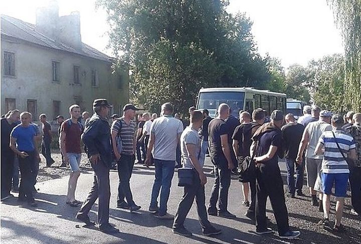 Горняки двух шахт на Донбассе вышли на протестную акцию