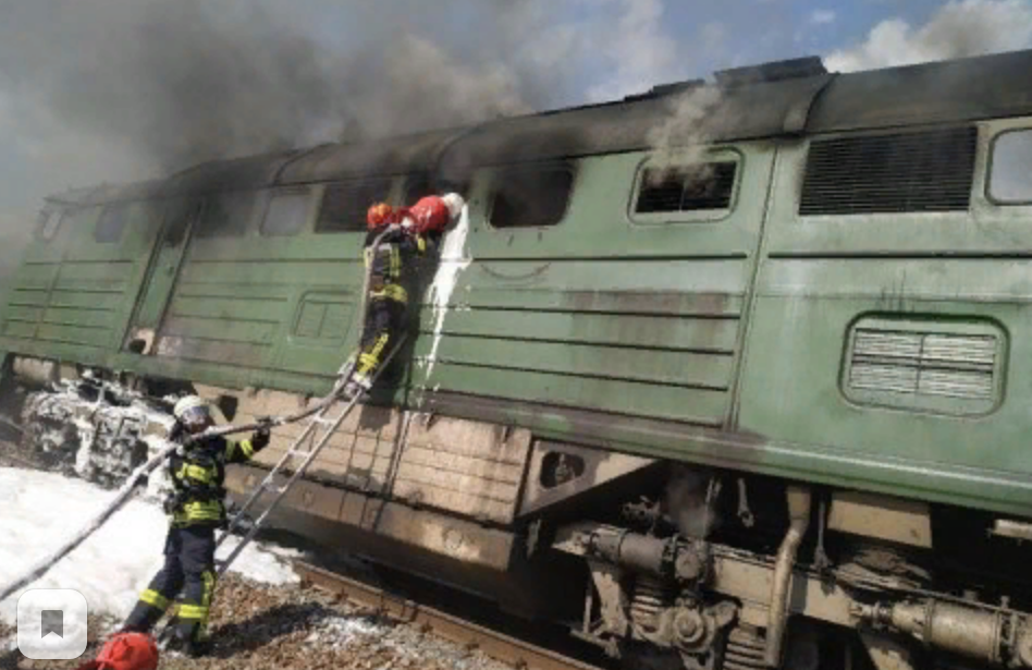 На Луганщине выгорел тепловоз грузового поезда - фото