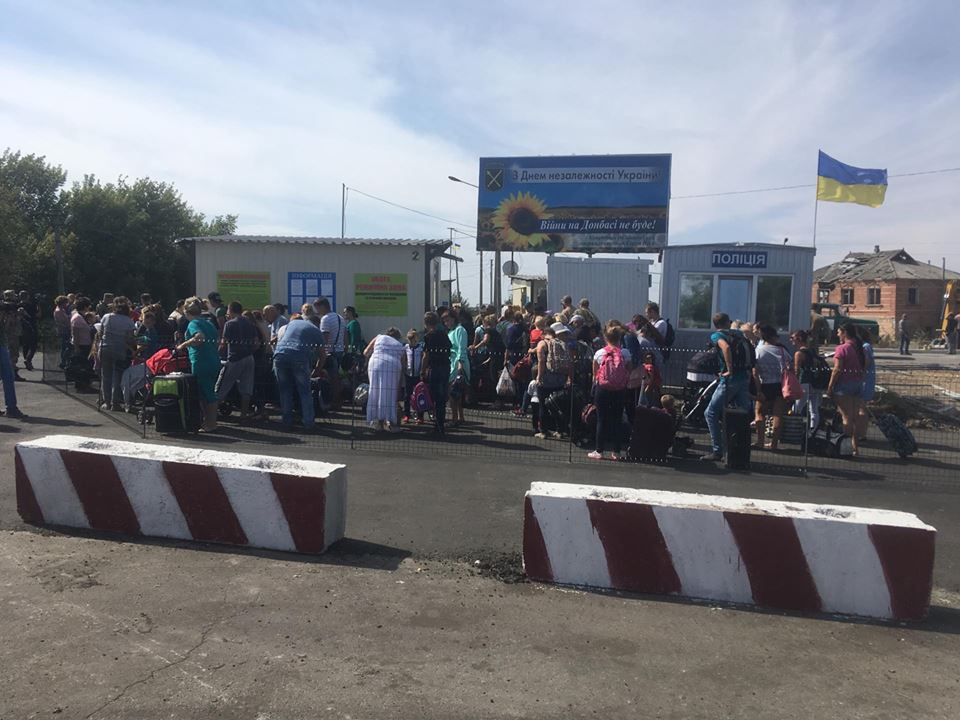 В Станице на КПВВ в помощь автобусам запустят электрокар. Проекта моста еще нет