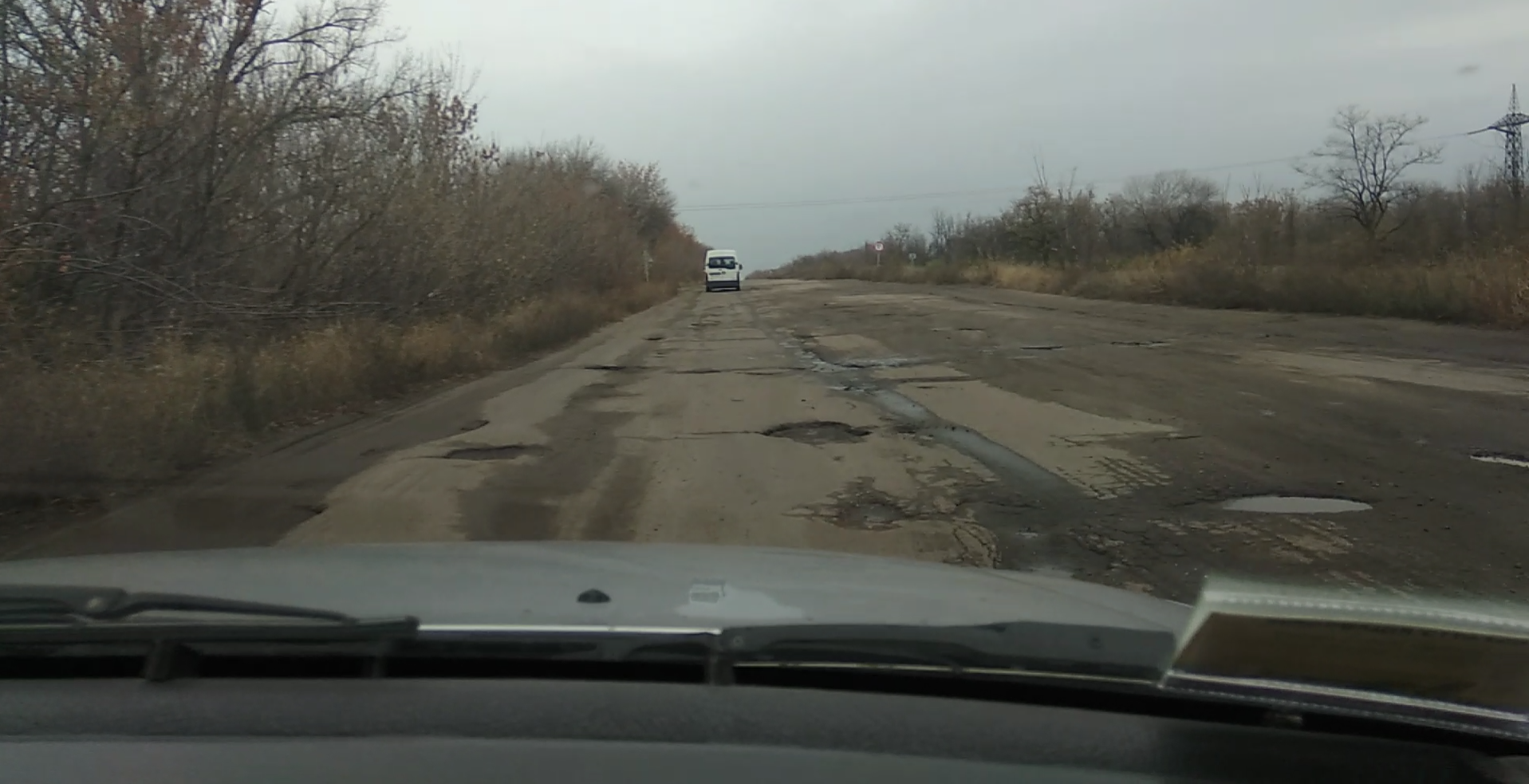 В Луганской области ремонтники кладут асфальт в дождь