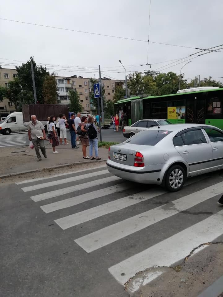 В Харькове мотоцикл столкнулся с троллейбусом. Движение электротранспорта парализовано