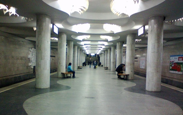 В Харькове на станции метро мужчина спрыгнул на рельсы – видео