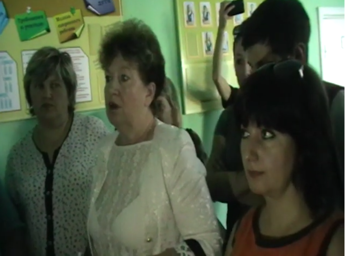 В Ирмино собираются отдать школу под казарму боевикам ЛНР. Родители учеников взбунтовались (видео)
