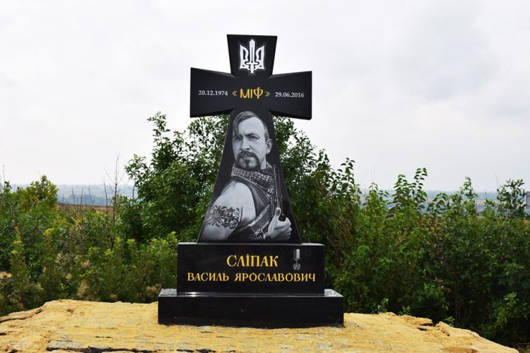 В Донецкой области установили мемориал легендарному «Мифу» (фото)