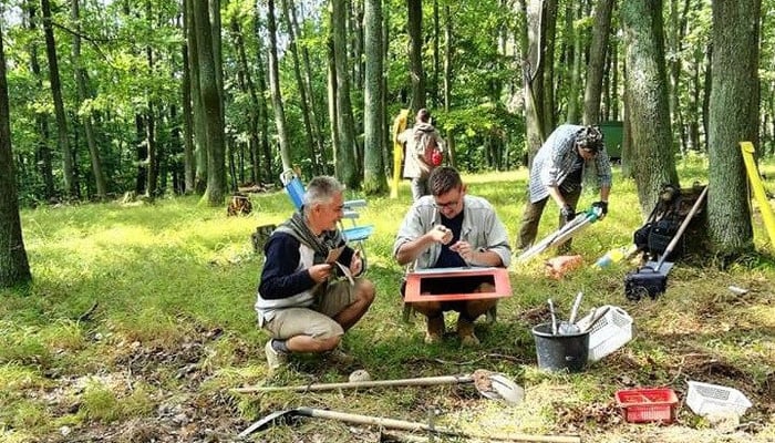 Мариупольские археологи обнаружили в Словакии старинные гривны и оружие