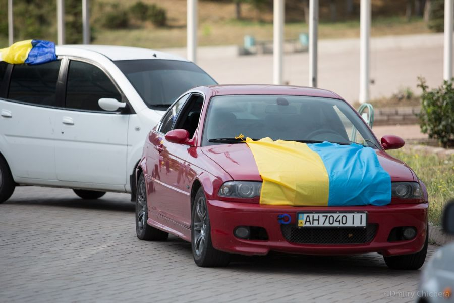 В Мариуполе масштабный автопробег с украинскими флагами (фото, видео)