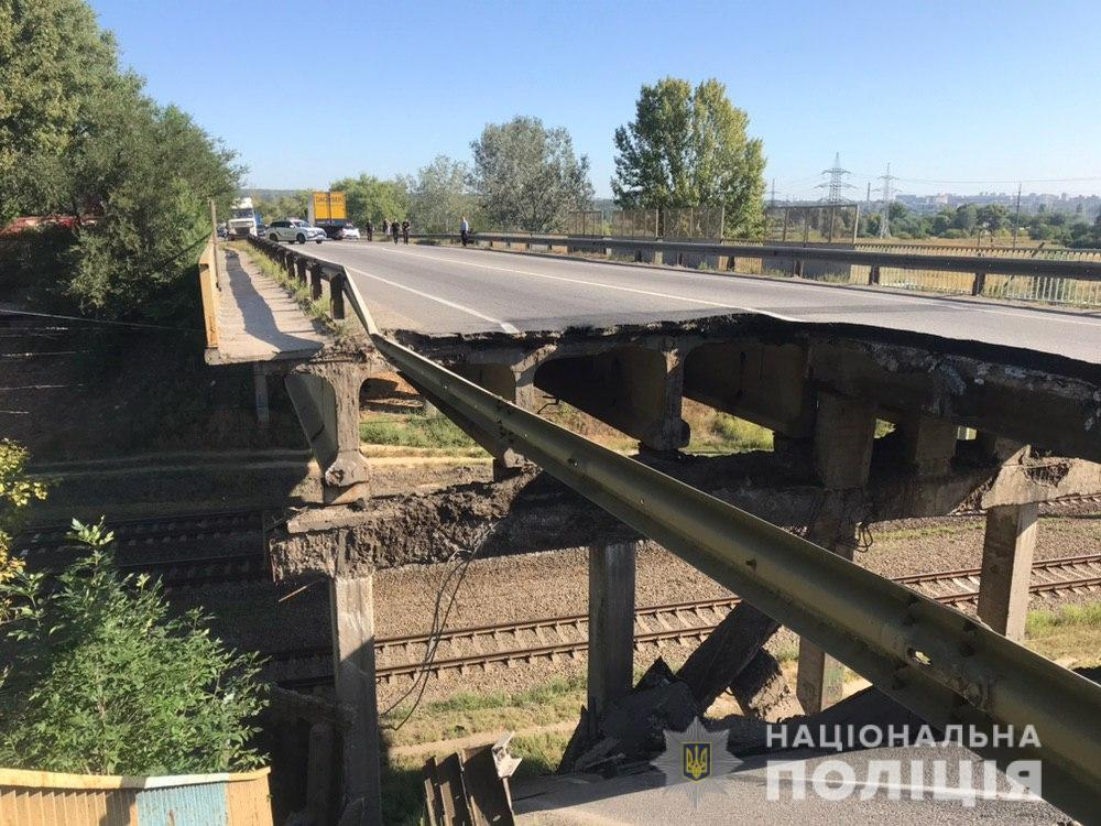 В Харькове обрушился автомобильный мост, который недавно отремонтировали (фото, видео)