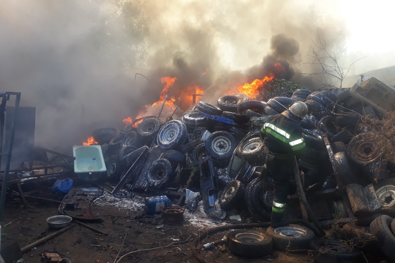 В Харькове на свалке покрышек и машин произошел крупный пожар (фото)