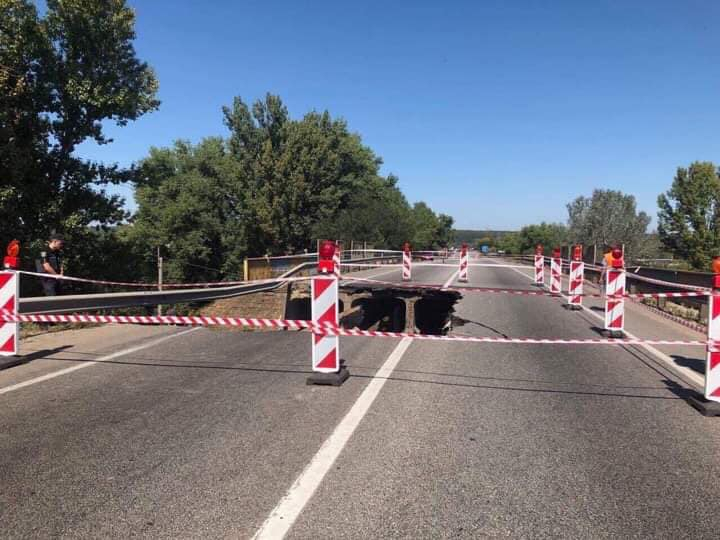 Кто развалил мост в Харькове: версии расходятся