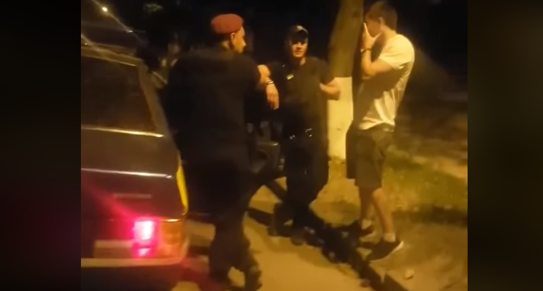 Полицейский напал на прохожего в Харькове – инцидент попал на видео
