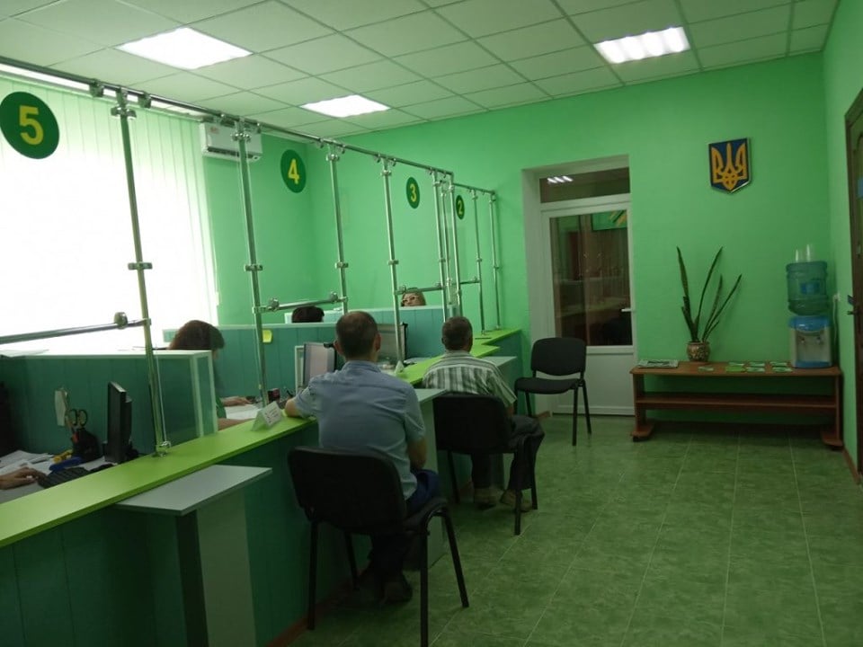 С кулером и шрифтом Брайля: в Марковке на Луганщине открыли новый зал пенсионного фонда (фото)