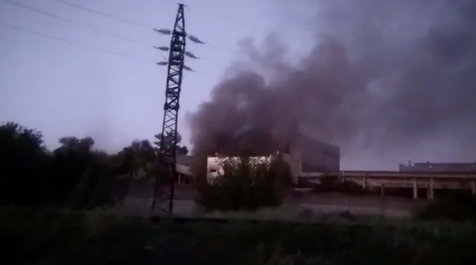В Луганске горит завод ЛМЗ