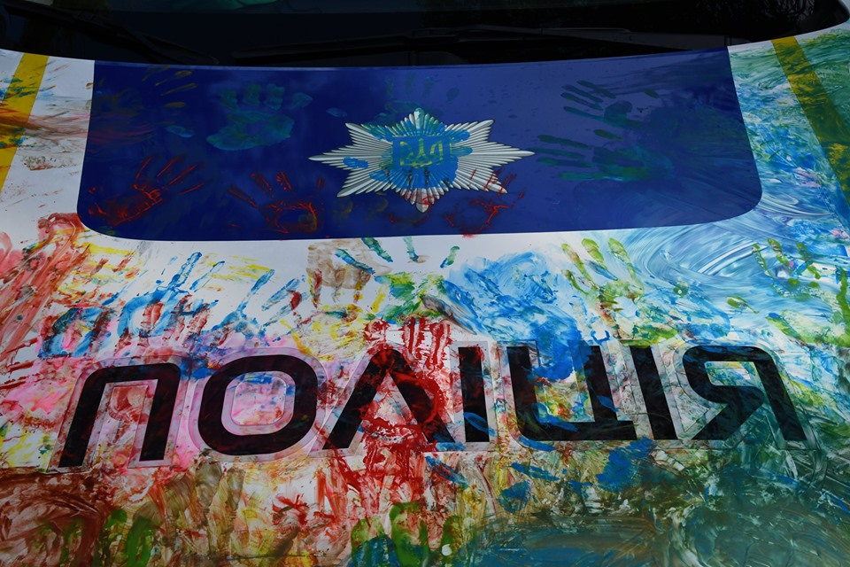 В Северодонецке во время праздника дети разрисовали служебные автомобили полицейских
