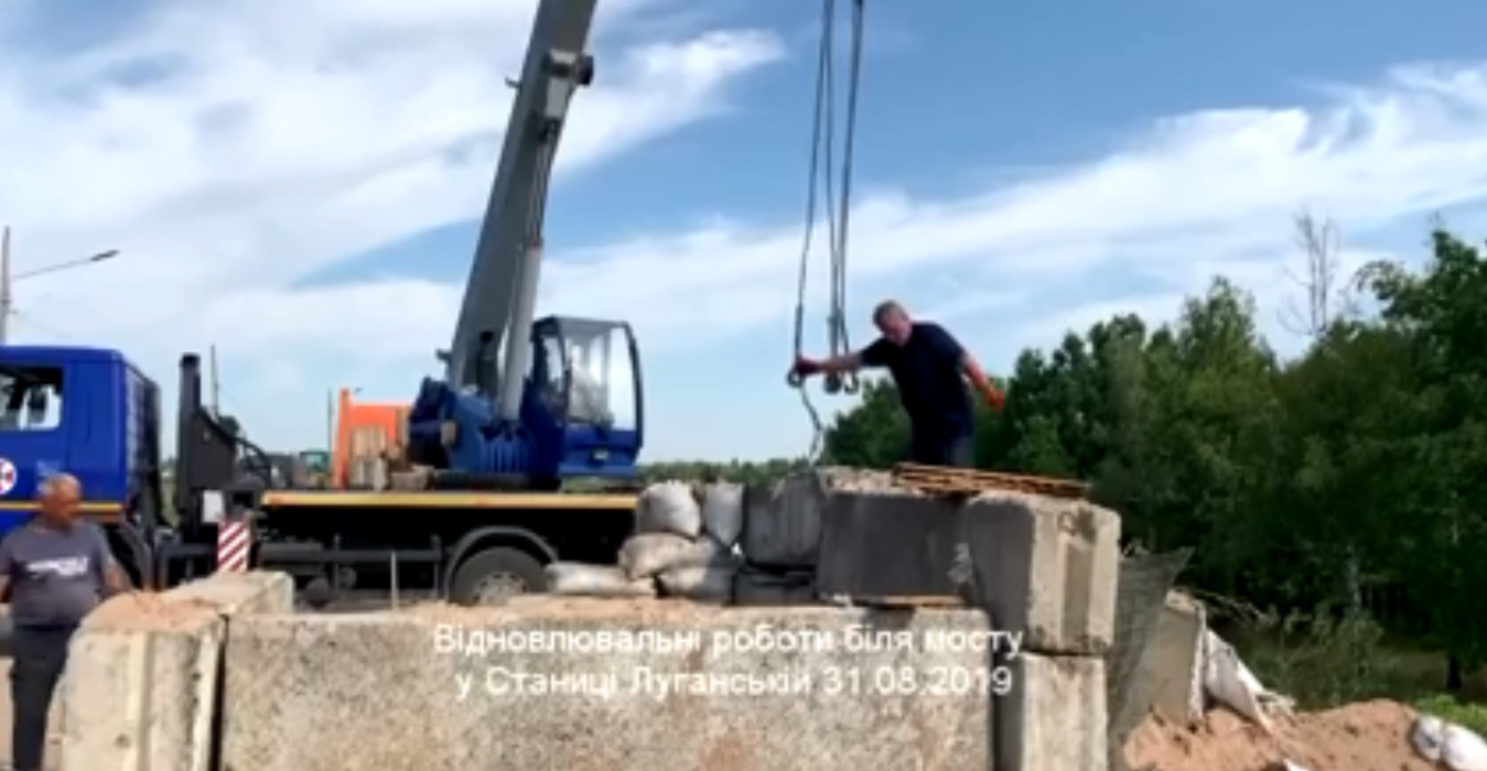 Реконструкция моста в Станице Луганской: боевики ставят условия и никого не подпускают