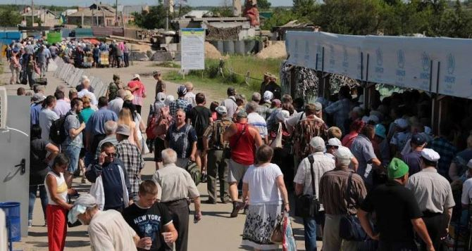 Боевики меняют график работы пункта пропуска на Луганщине