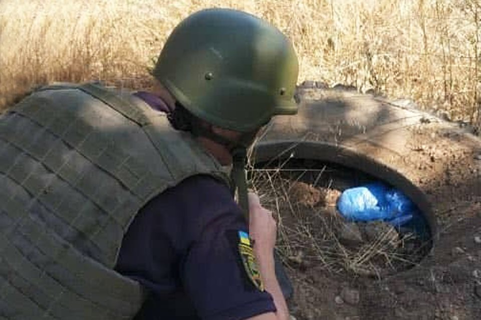 На Донетчине военные при помощи собаки нашли схрон на обочине (фото)