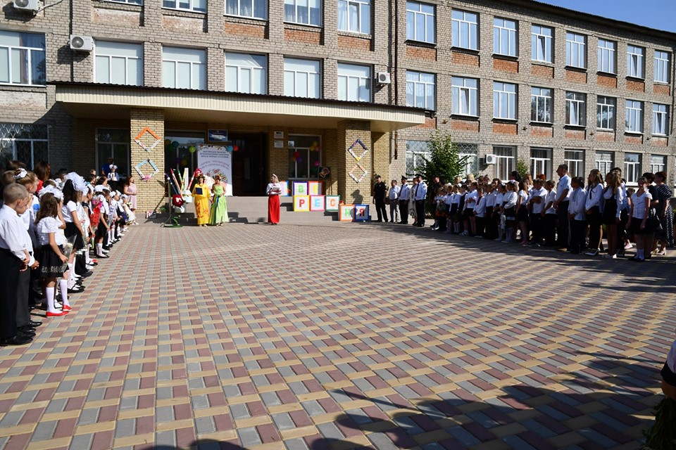 Несколько школ Луганской области в воскресенье начали учебный год (фото)