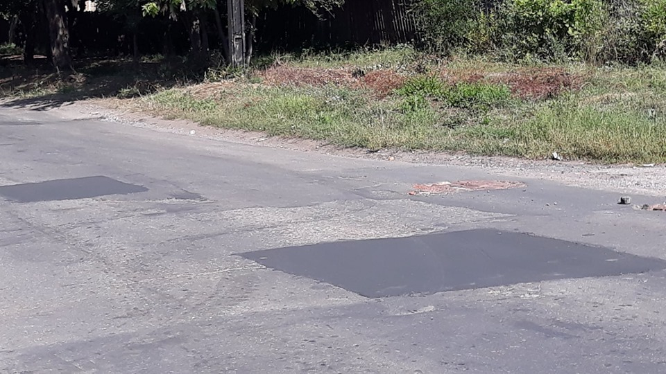 В Новгородском ремонтируют дороги, но громада – жалуется (фото)
