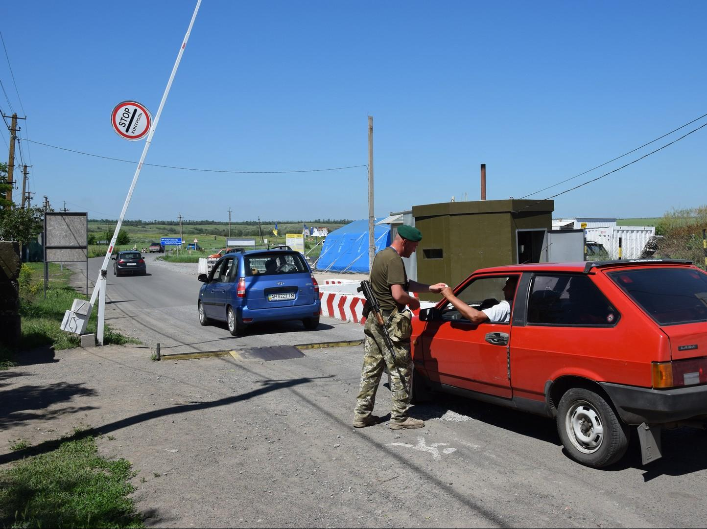Ситуация в КПВВ: в "Новотроицком" стоит сотня машин 