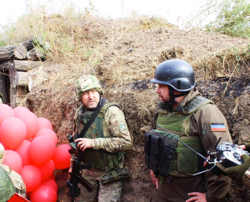 Боевики провоцируют ВСУ: Пушилин и Ходаковский отправили военным в районе Авдеевки красное знамя, шарики и коптер (фото)