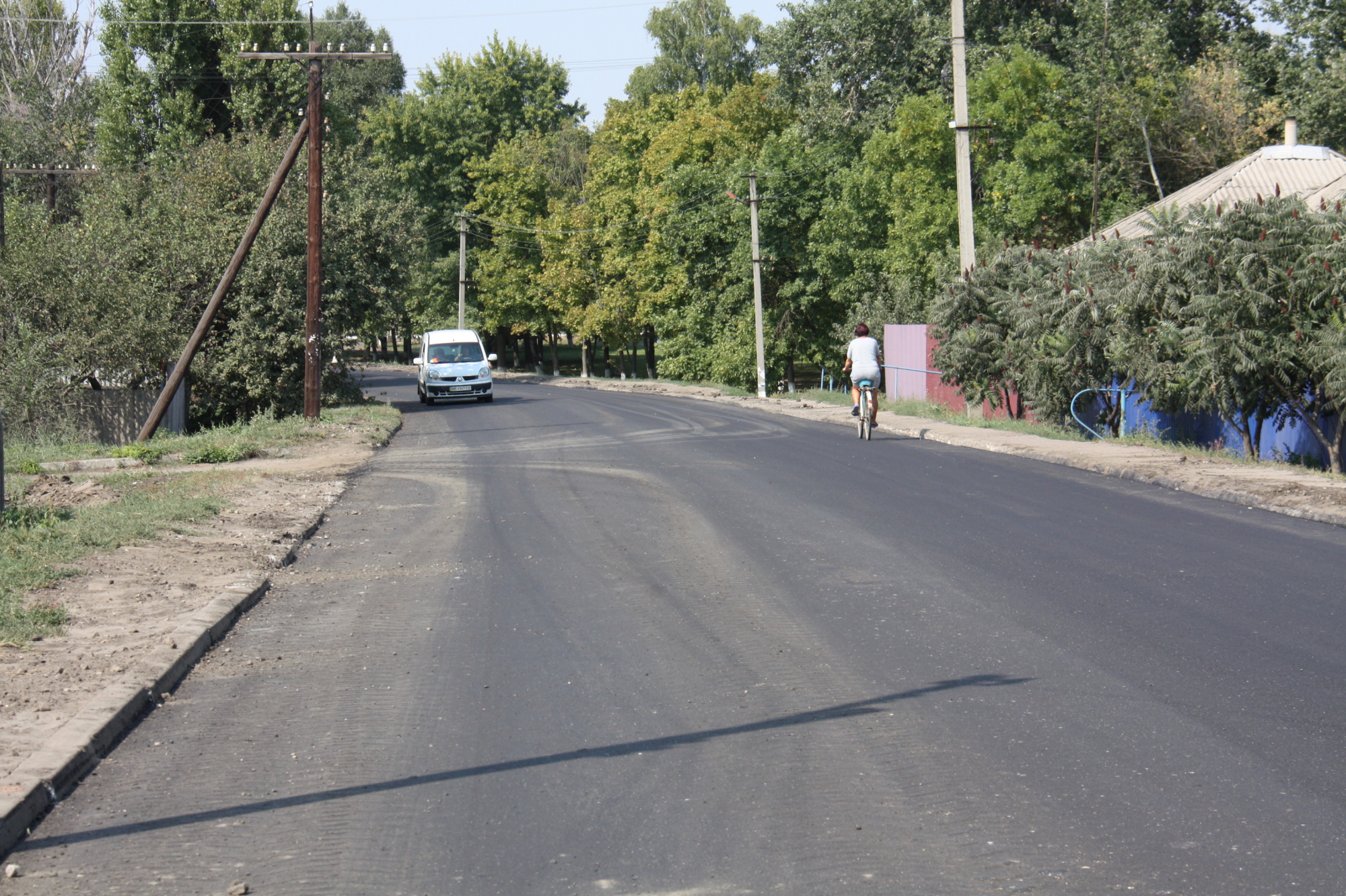 В Нижней Дуванке отремонтировали дорогу, которая соединяет северные и южные районы Луганщины (фото)