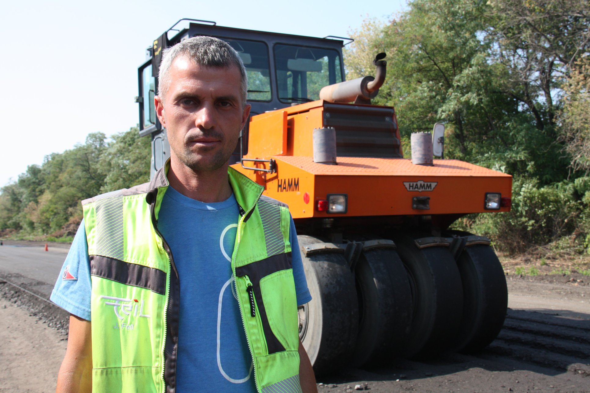 Рабочие показали процесс ремонта дороги между Луганщиной и Харьковщиной