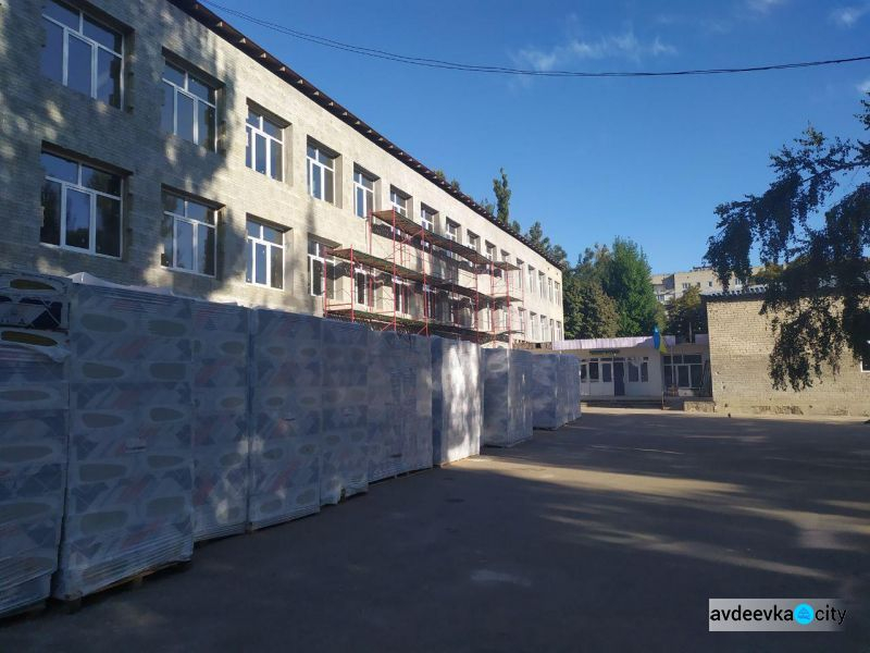 В Авдеевке идет ремонт опорной школы