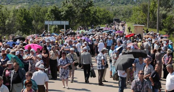 В августе линию разграничения на Донбассе пересекли более миллиона человек (инфографика)