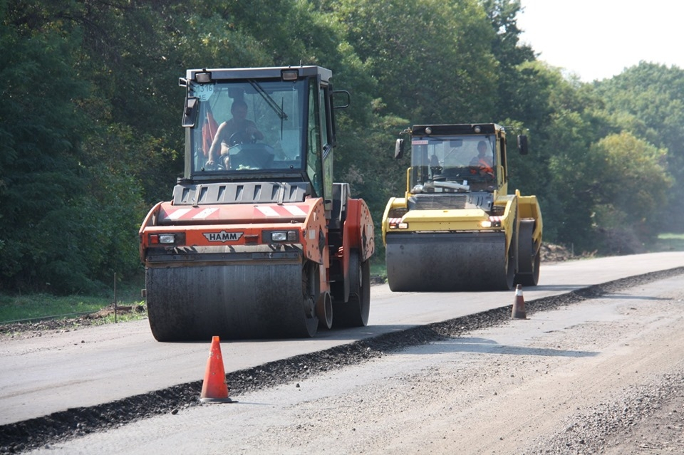 На Луганщине показали, как ремонтируют дорогу национального значения (фото)