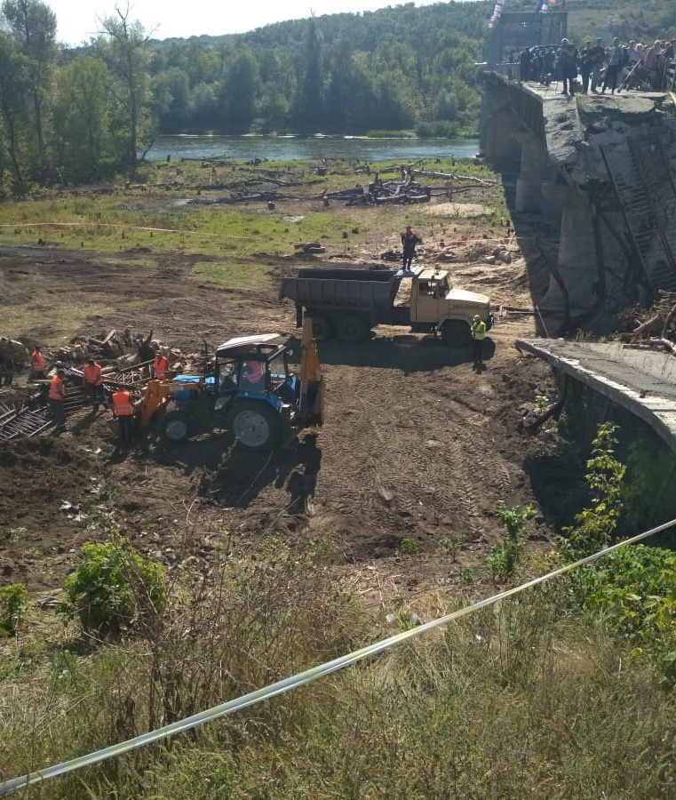 Украинская сторона добралась до разрушенной части моста в Станице Луганской (фото)