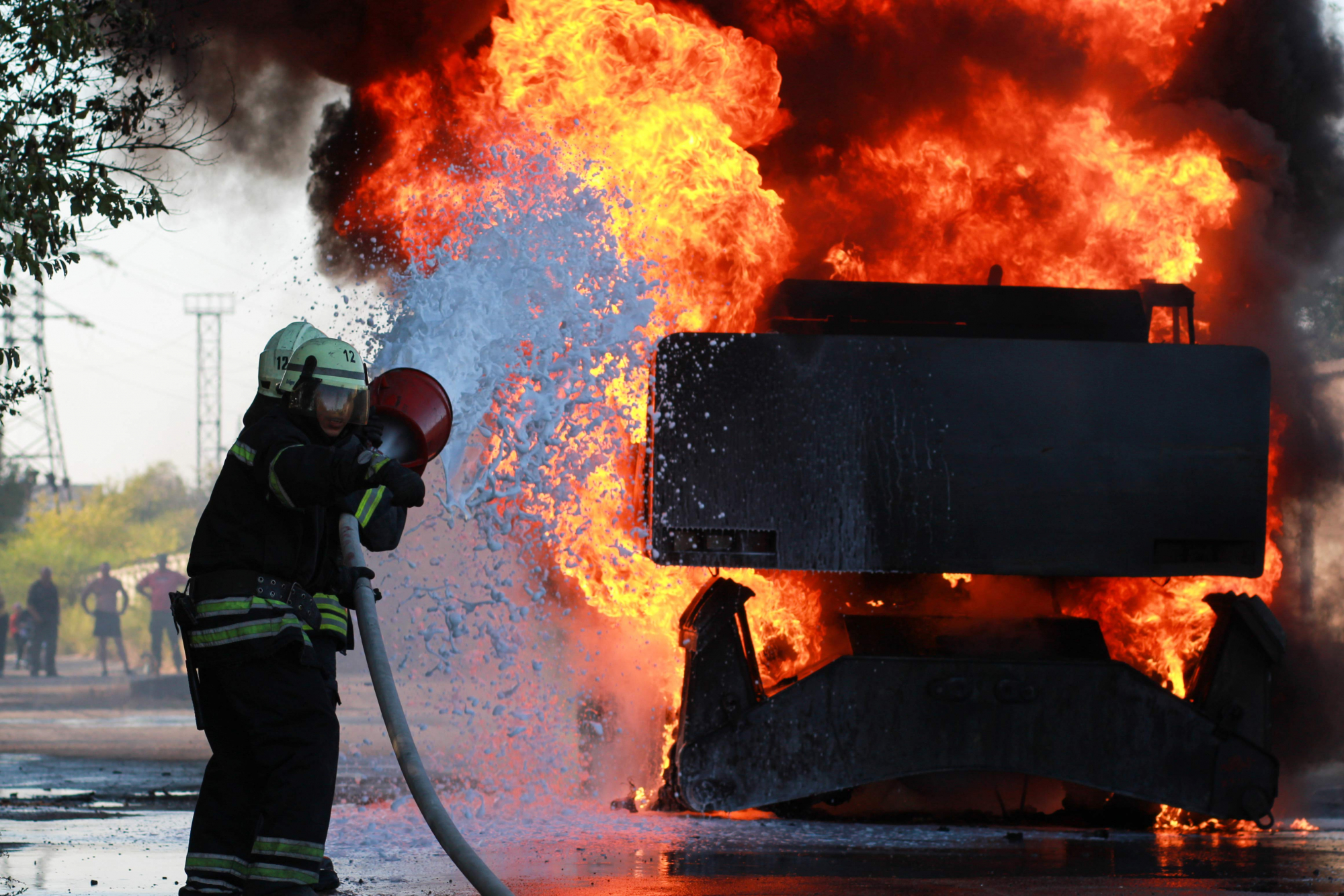 В Северодонецке сгорел экскаватор (фото, видео)
