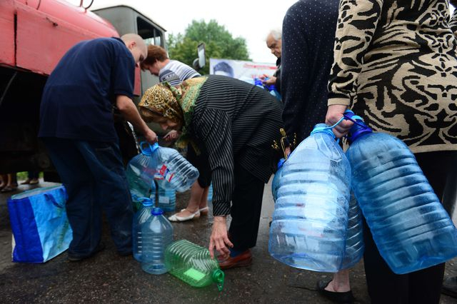 В оккупированных Ровеньках людям раздают воду
